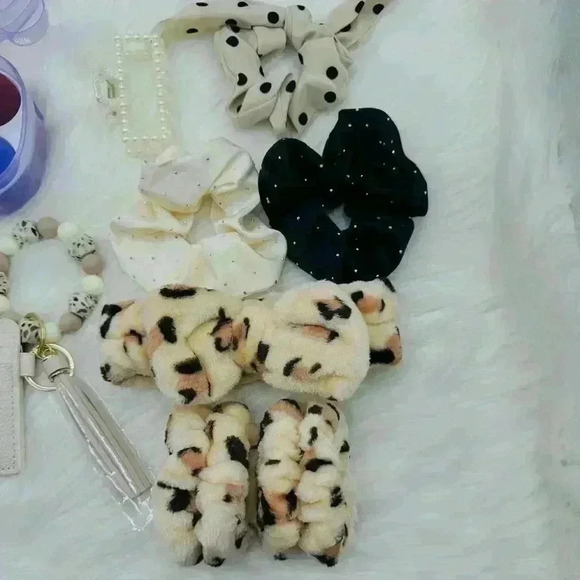 Woman’s Accessories Bundle Package - Picture 4 of 8